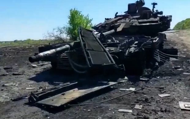 Cel mai modern tanc al rușilor, supranumit „Spărgătorul”, distrus de ucraineni la câteva zile după ce a ajuns pe frontul de lângă Harkov