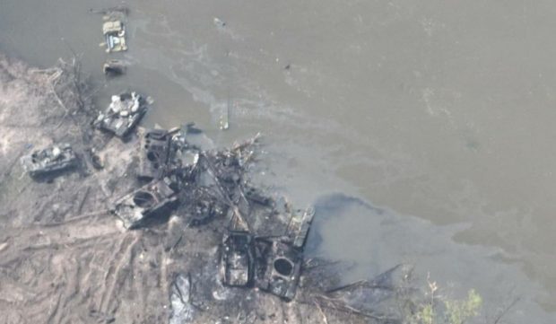 Amploarea pierderilor armatei ruse, vizibilă din imaginile filmate din dronă. Zeci de tancuri, distruse lângă râul Donețk