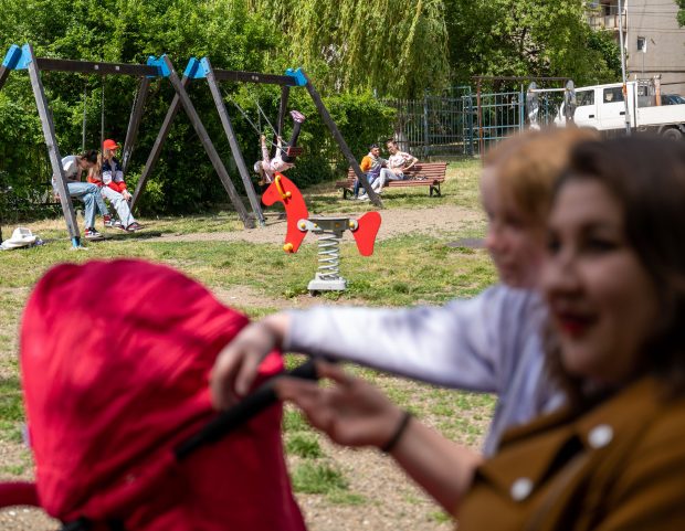 Născuți în România, fugiți din calea războiului. Copiii care își trăiesc primele zile din viață ca refugiați: „Se vor întoarce într-o Ucraină liberă” 