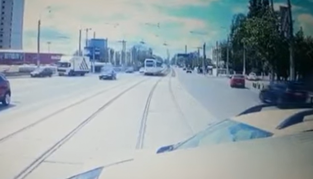 VIDEO |  Momentul în care un tramvai lovește patru mașini, într-o intersecție din București