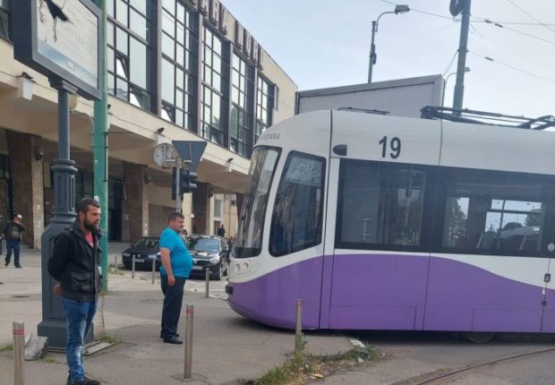 VIDEO. Momentul în care un tramvai deraiază în Timișoara în zona gării și ajunge pe trotuar