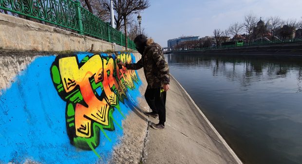 REPORTAJ. Graffiti în București, între artă și vandalism. Doi băieți de 17 ani își riscă pielea desenând pe trenuri și clădiri. „Mândria mea e poza de la final”