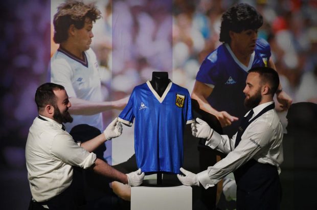 Tricoul purtat de Maradona la meciul în care a marcat cu „Mâna lui Dumnezeu”, vândut pentru o sumă-record