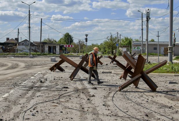 Rusia construiește o nouă linie de apărare și transferă echipamente militare din Crimeea în Zaporojie, spun autoritățile locale