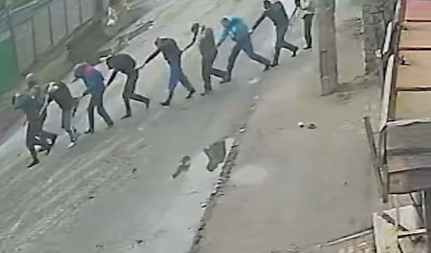 VIDEO | Opt ucraineni capturați au fost executați de soldații ruși la Bucha. NY Times a publicat dovezi filmate ale crimelor