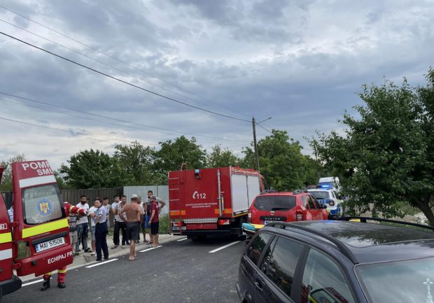 FOTO. Trei bărbați blocați într-o fântână din județul Brăila. Unul dintre ei era în stare critică