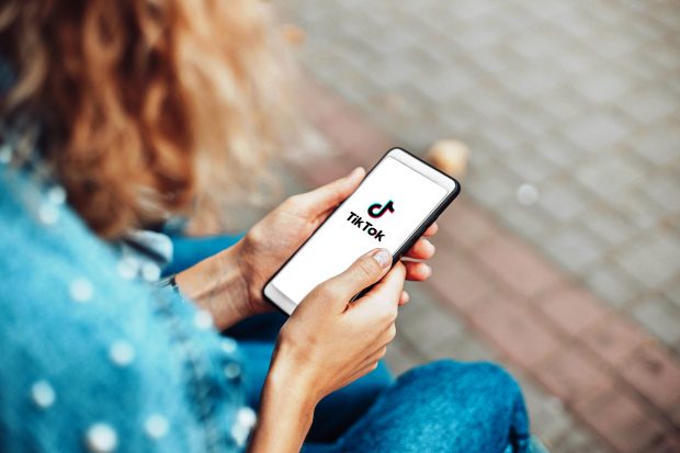 Directoare TikTok Europa, despre cum influențează rețeaua socială cultura și viața românilor