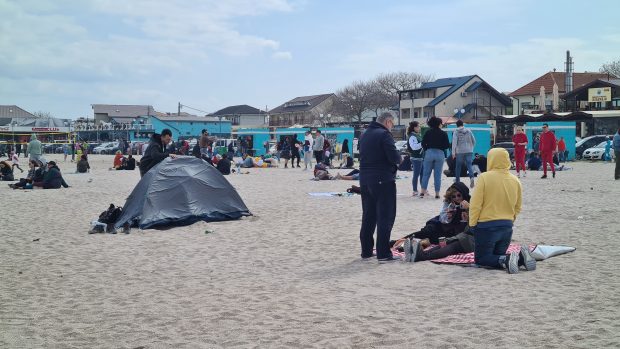 1 mai în Vama Veche, cu cazare la cort sau la 500 de lei pe noapte. „Sunt bani de făcut”
