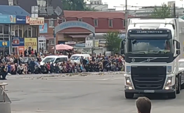 VIDEO | Zeci de mii de ucraineni în genunchi în fața sicrielor a nouă polițiști din același oraș, uciși de o rachetă rusească