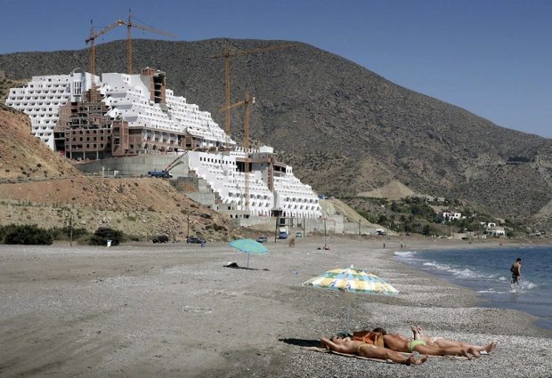 Motivul pentru care un hotel de lux de pe o plajă din Spania nu a fost finalizat de 18 ani și trebuie demolat. Proprietarul cere despăgubiri uriașe