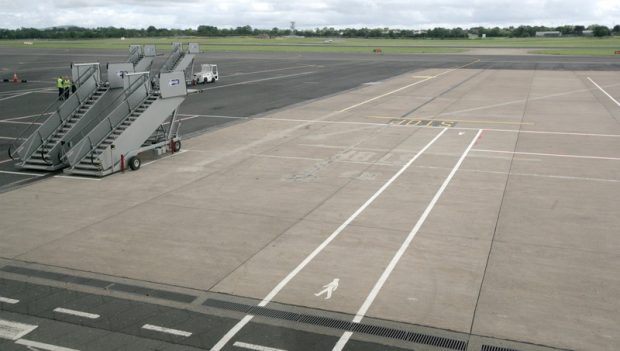 Farsa cu care sunt întâmpinați călătorii pe un aeroport din Marea Britanie pe care aterizează și mulți români: „Pot să-mi scot prelata și să bat cu ciocanul cuie în pământ?’