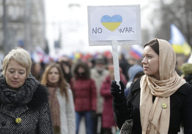 Manifestanții ruşi antirăzboi au ieșit pe străzile din toată Rusia de Ziua Victoriei. Mai multe persoane au fost arestate
