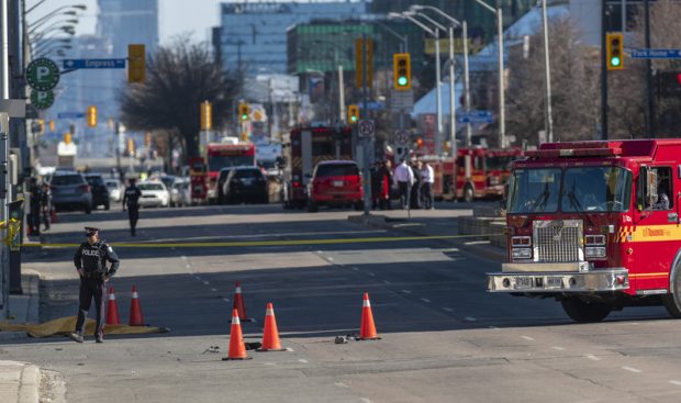 Un bărbat care purta o armă în apropierea unei școli din Toronto a fost împușcat mortal de polițiștii canadieni