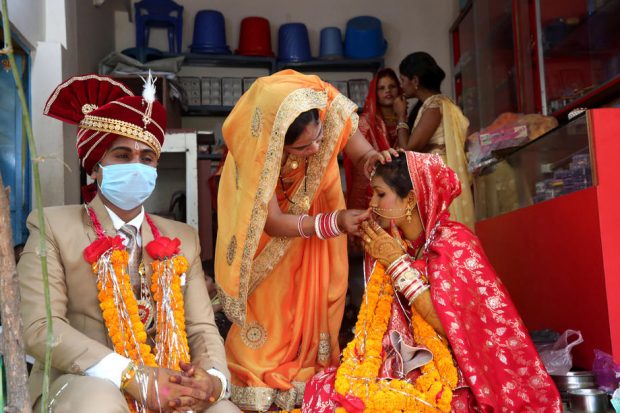 Doi părinți din India și-au dat fiul în judecată pentru 650.000 de dolari pentru că nu le dăruiește un nepot