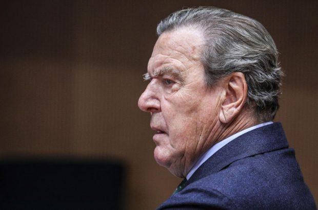 Gerhard Schröder și-a dat demisia din conducerea companiei ruse Rosneft. Prietenul lui Putin era amenințat că va fi pus pe lista neagră în Europa și s-a trezit cu o parte din privilegii tăiate
