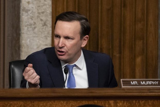 „Mă pun în genunchi și îmi implor colegii.” Discursul unui senator american după atacul de la o școală primară din Texas