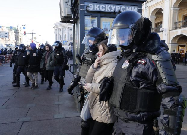 Cele patru femei din St. Petersburg care riscă pușcăria în baza noii legi a lui Putin privind „discreditarea armatei ruse”