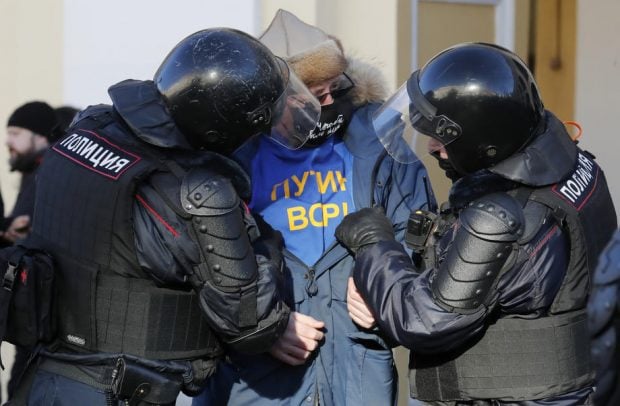 Un tribunal din Rusia a achitat un  bărbat care a afișat în St. Petersburg o pancartă cu „Războiul este pace”. Cum a motivat judecătorul