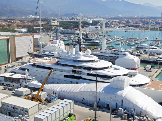 Un superiaht care ar avea legături cu Vladimir Putin a fost blocat într-un port din Italia, de către autorități