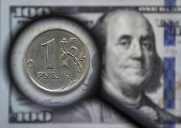 Rubla, cea mai bună cotație în raport cu dolarul american, din ultimii patru ani