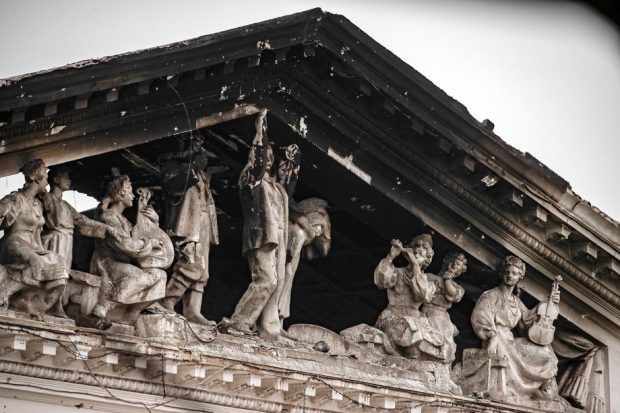 Aproape 600 de persoane au murit în atacul asupra teatrului din Mariupol, arată o anchetă Associated Press