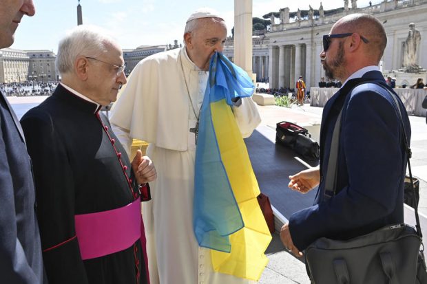 Papa Francisc spune că NATO ar putea fi de vină pentru invadarea Ucrainei, pentru că a „lătrat” la ușa Rusiei