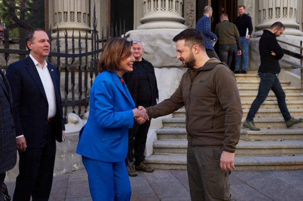Președinta Camerei Reprezentanților din SUA, Nancy Pelosi, vizită neanunțată la Kiev: „America este ferm alături de Ucraina”