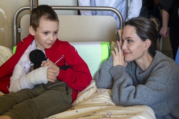 Angelina Jolie, după ce a vizitat Ucraina: „Nu are niciun sens tot acest rău făcut copiilor”