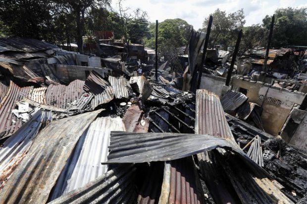 Incendiu de proporții în Filipine, filmat cu drona. Șase copii au murit în focul care a distrus zeci de case