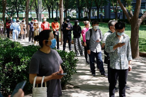 Beijingul limitează transportul public în încercarea de a evita o carantină strictă din cauza răspândii cazurilor COVID
