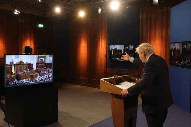 Boris Johnson spune că „a fost o greșeală” că Vestul nu a ajutat Ucraina când Rusia a anexat Crimeea