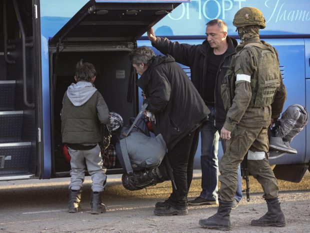 Ucraina acuză Rusia că ține prizonieri 3.000 de civili din Mariupol într-o „închisoare de filtrare” și îi torturează