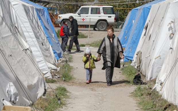 „Nu credeam că vom ieși în viață”. Mărturiile ultimilor civili scăpați din subsolurile uzinei Azovstal din Mariupol