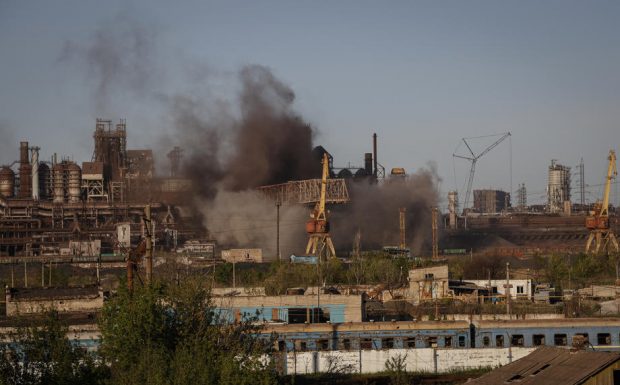 Consilierul primarului din Mariupol spune că au mai rămas 100 de civili în uzina Azovstal, bombardată de ruși