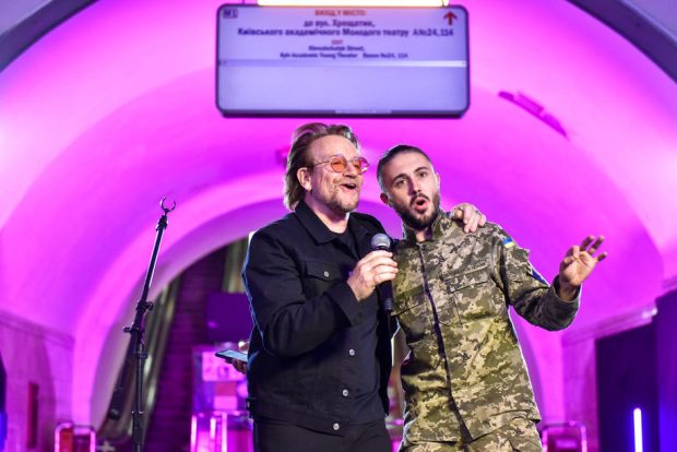 VIDEO | Bono de la U2, concert surpriză într-o staţie de metrou din Kiev. Mesajul starului rock pentru ucraineni