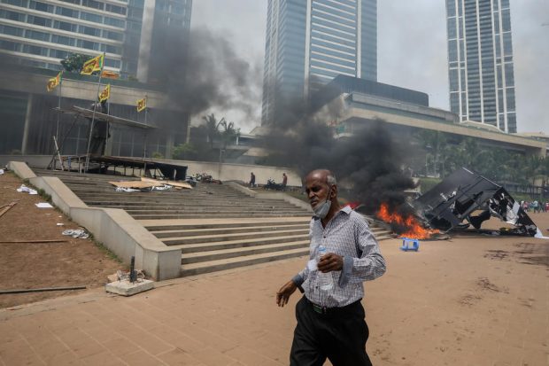 Revolte violente în Sri Lanka. Protestatarii au dat foc caselor liderilor în semn de protest față de criza economică