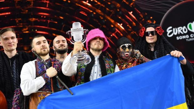 Kalush Orchestra anunță că va scoate la licitație trofeul Eurovision 2022. Banii vor fi donați armatei ucrainene