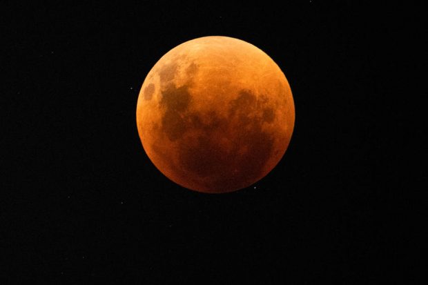 Prima Super Lună din 2022, una extrem de rară, numită „sângerie”, văzută în timpul eclipsei totale de lună plină