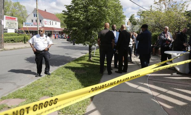 În timpul atacului armat dintr-un supermarket american, un angajat a sunat la 911, dar i s-a închis telefonul pentru că vorbea prea încet