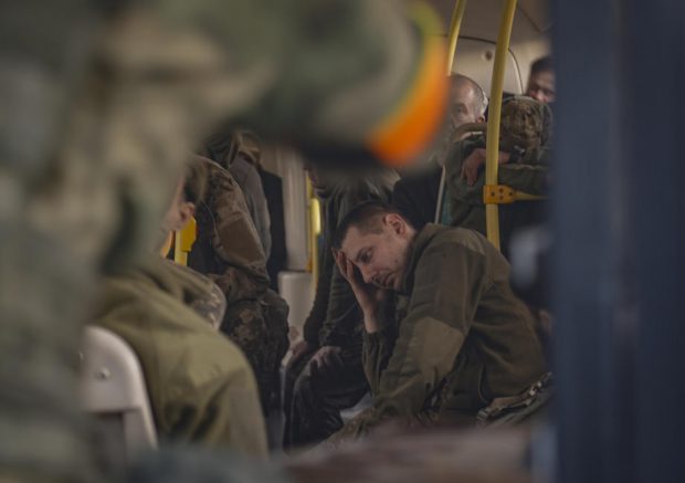 Doar 95 din cei 2.500 de apărători ucraineni din Mariupol s-au întors acasă, după schimbul de prizonieri. „Au mâini amputate, răni de schije, arsuri”