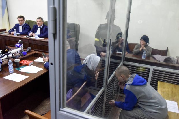 Primul soldat rus judecat pentru crime de război, confruntat în instanță de văduva victimei sale: „Spune-mi, te rog, te căiești?”