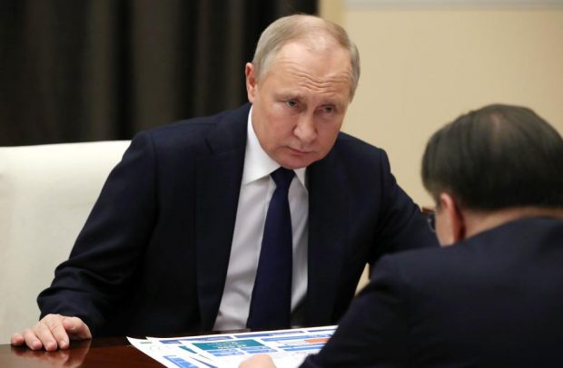 Un fost spion britanic spun că Putin este „înconjurat constant de medici”, iar boala sa „provoacă haos” la Kremlin