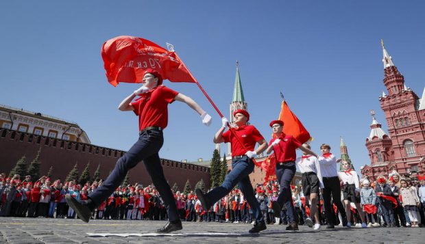 Mii de copii au fost aduși cu cravate roșii în fața Kremlinului. Ce spune simbolul „pionierilor” în toată Europa de Est?