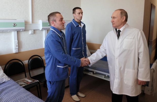 Putin a vizitat un spital în care se află militari ruși răniți în războiul din Ucraina. „Vrei să servești patria?”