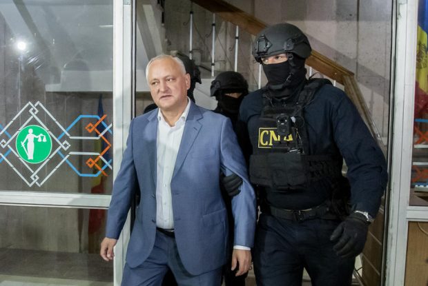 Igor Dodon va sta în arest la domiciliu pentru 30 de zile. Procurorul a avertizat că există riscul să fugă din Republica Moldova