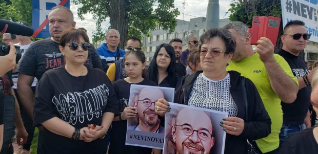 Protest la poarta penitenciarului Rahova în favoarea lui Piedone. Mesaj surpriză pe una dintre pancarte