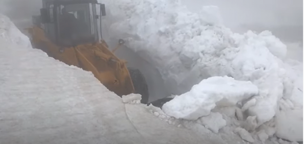 VIDEO | Strat de zăpadă de trei metri, pe Transalpina. Drumarii intervin cu utilaje