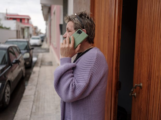 Viața româncelor care îngrijesc bătrâni în Italia: „Sclavă eram! La 10 noaptea trebuia să stau în poziție de drepți la ușa camerei până când se culcau și spuneau că nu mai au nevoie de nimic”