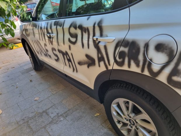 Un judecător din Medgidia a fost amenințat. „Știu unde stai, ai grijă de tine”, scris cu spray negru pe mașina sa