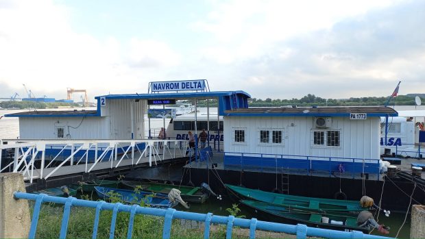 Cursele de pasageri şi mărfuri din Deltă rămân suspendate: „Navele Navrom Delta rămân la mal!”